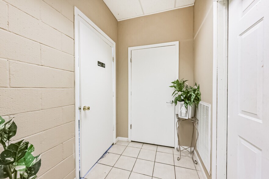 More Photos Of 130 S 4th St, La Porte General Retail For Sale