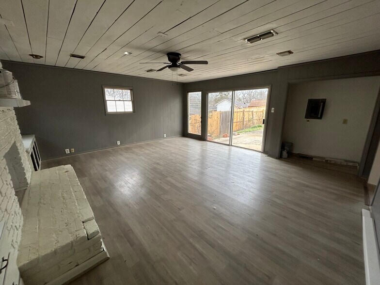 More Photos Of 404 N Henderson Blvd, Kilgore Office For Lease