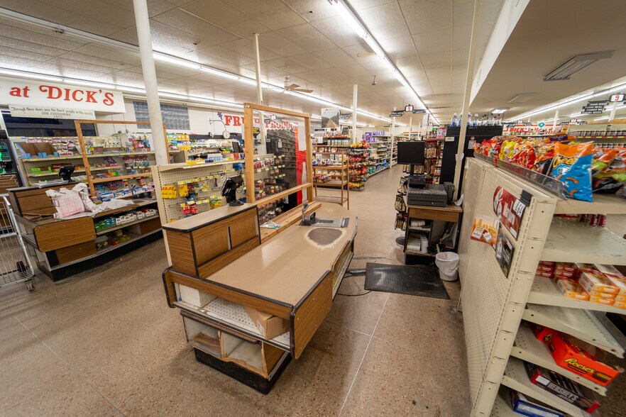 More Photos Of 1302 E Crestwood Dr, Victoria Storefront For Sale