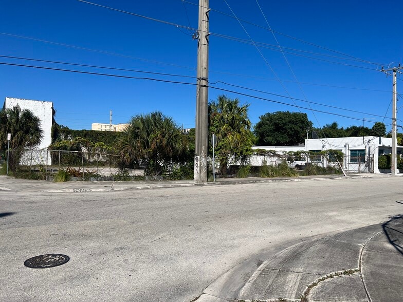 More Photos Of 775 NW 21st St, Miami Service For Lease