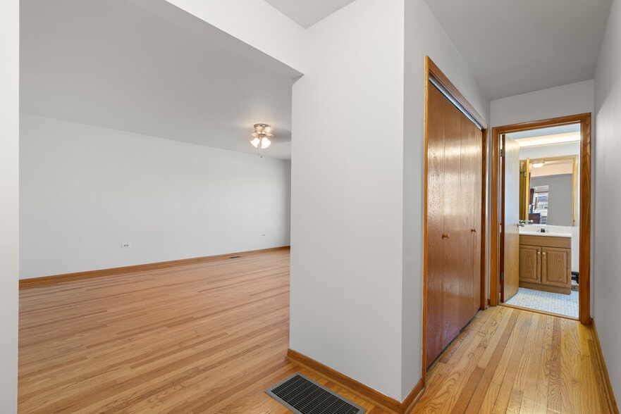 More Photos Of 6135 N Elston Ave, Chicago Office Residential For Sale
