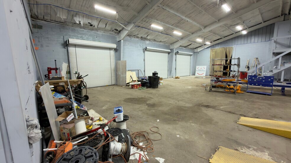 More Photos Of 2800 Delano St, Pensacola Warehouse For Lease