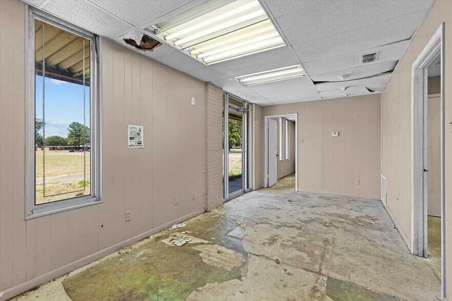 More Photos Of 600 Turner Dr, Palestine Warehouse For Sale