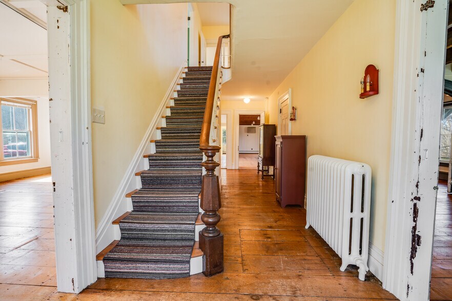 More Photos Of 2321-2325 NY-9D, Wappingers Falls Flex For Sale