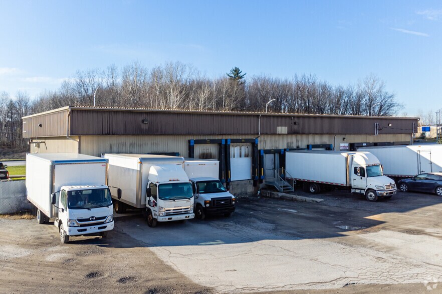 More Photos Of 212 Boul De L'aéroport, Gatineau Light Distribution For Lease