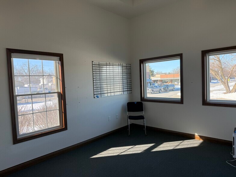 More Photos Of 517 Railroad Ave, West Des Moines Showroom For Lease