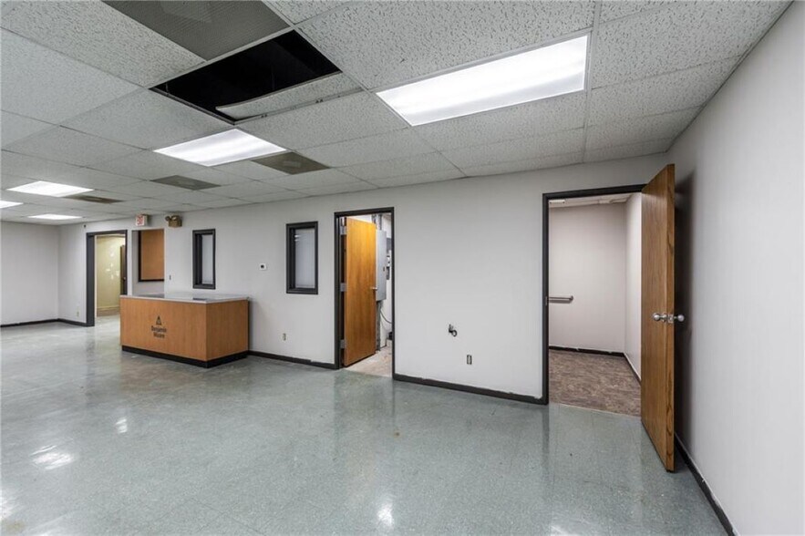 More Photos Of 2327 N Belt Hwy, Saint Joseph General Retail For Lease