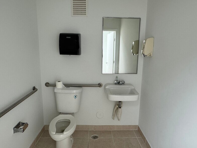 More Photos Of 4005 NW 114th Ave, Doral Business Park For Lease