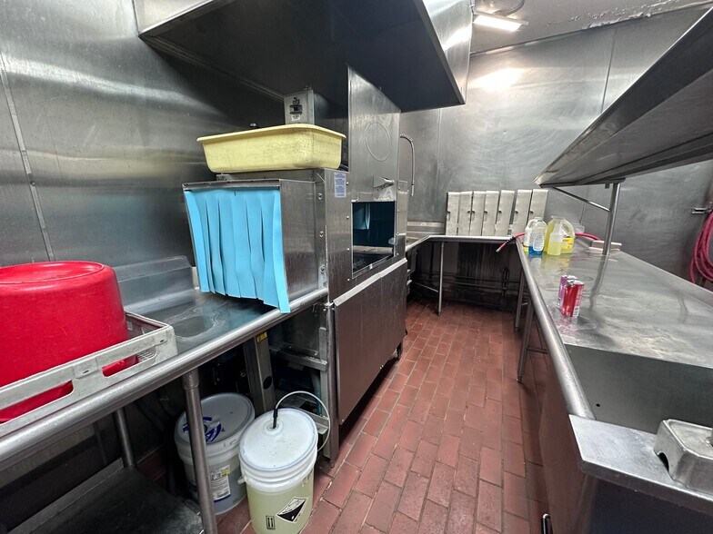 More Photos Of 423 S Union St, Traverse City General Retail For Sale