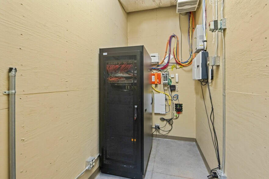 More Photos Of 326 Partnership Pky, Maryville Loft Creative Space For Sale