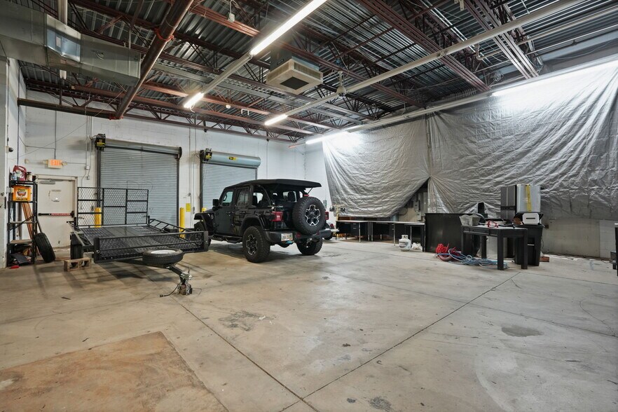 More Photos Of 1100 McArthur Rd, Jeffersonville Light Distribution For Lease