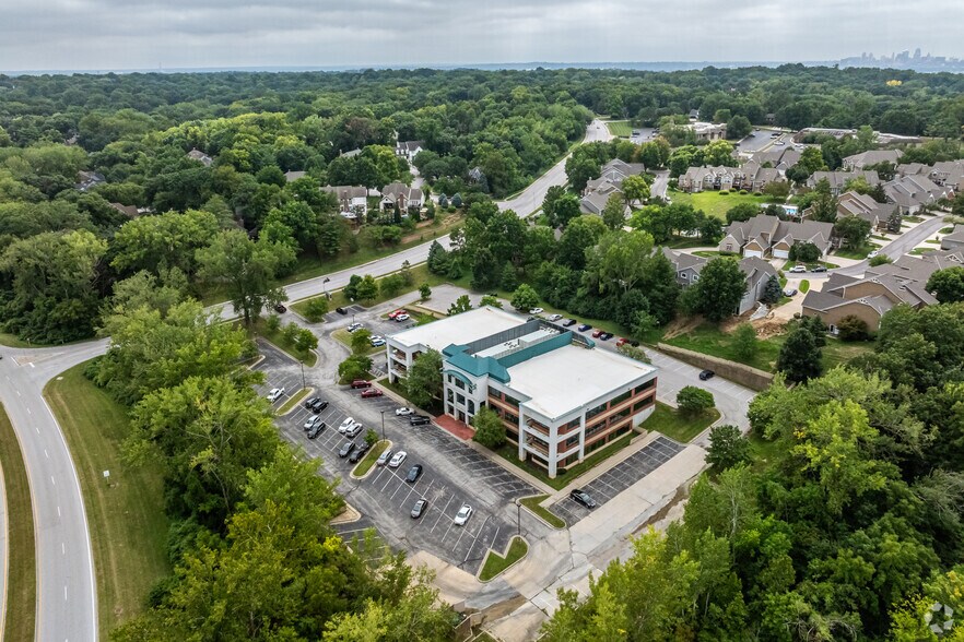 More Photos Of 4770 N Belleview Ave, Kansas City Office For Sale