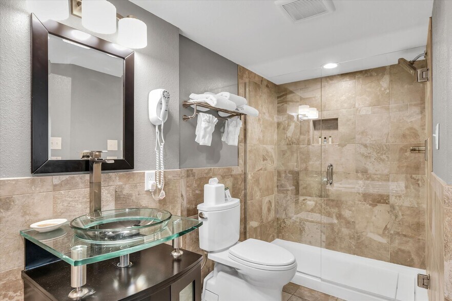 More Photos Of 1907 N Cunningham Ave, Urbana Hotel For Sale