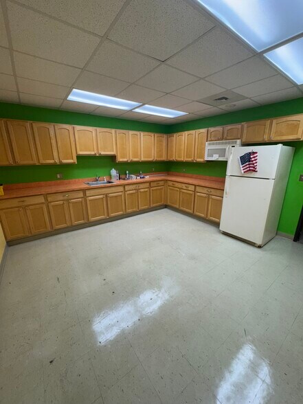 More Photos Of 3805 A Highland Rd, Waterford Bank For Sale