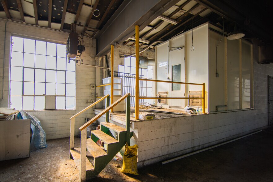 More Photos Of 1439 Sunset Blvd, Steubenville Flex For Sale