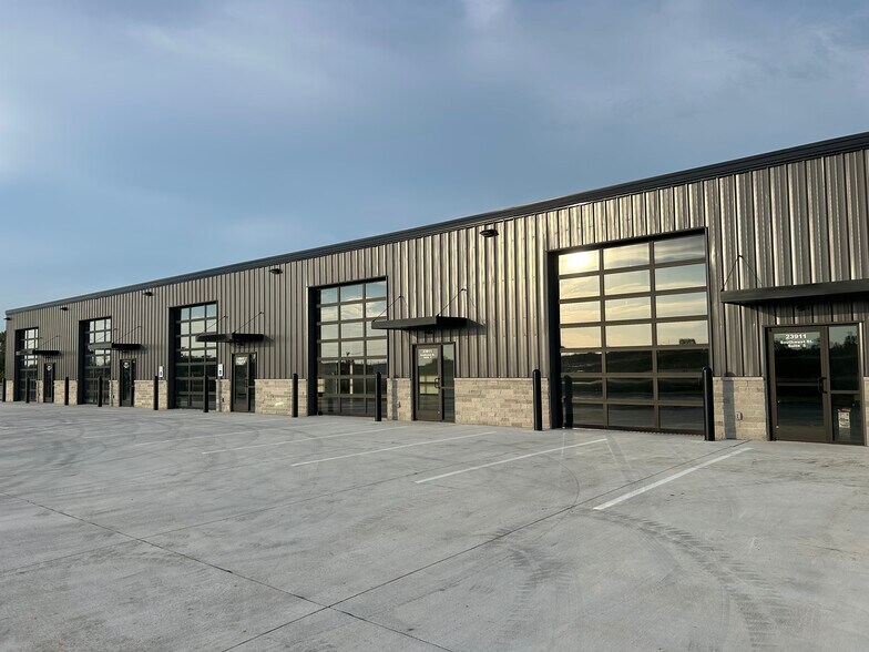 More Photos Of 23911 Southwest St, Waterloo Light Manufacturing For Lease