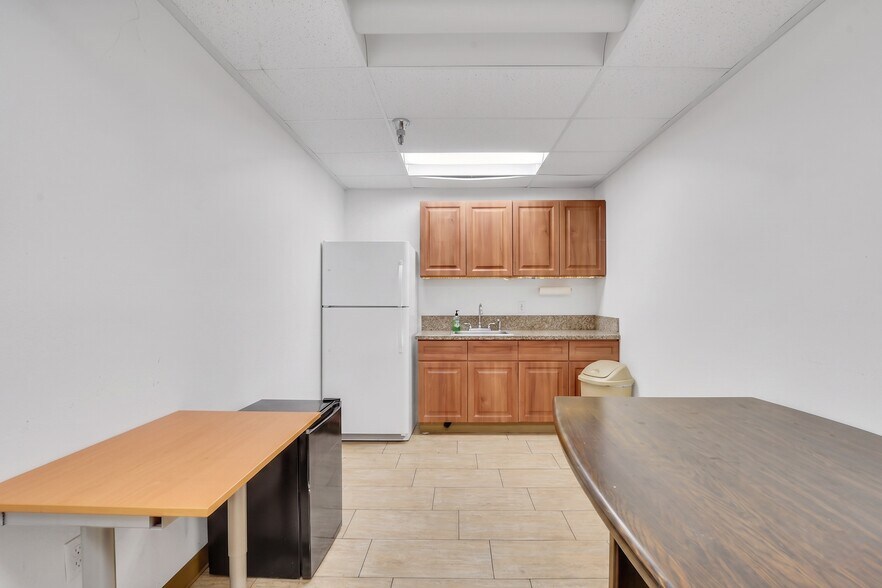 More Photos Of 2962 Seaborg Ave, Ventura Warehouse For Sale