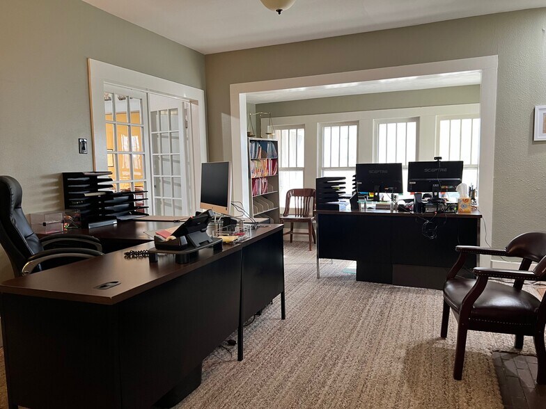 More Photos Of 306 N Austin St, Comanche Office For Sale