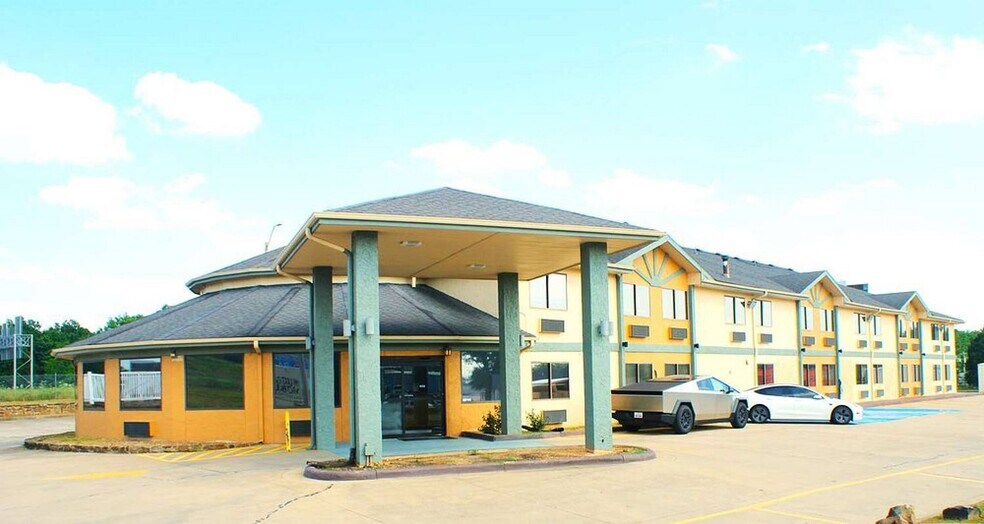 Primary Photo Of 3131 Cloverleaf St, Van Buren Hotel For Sale