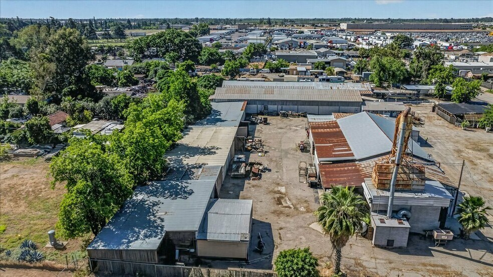 More Photos Of 708 N Pleasant Ave, Fresno Warehouse For Sale