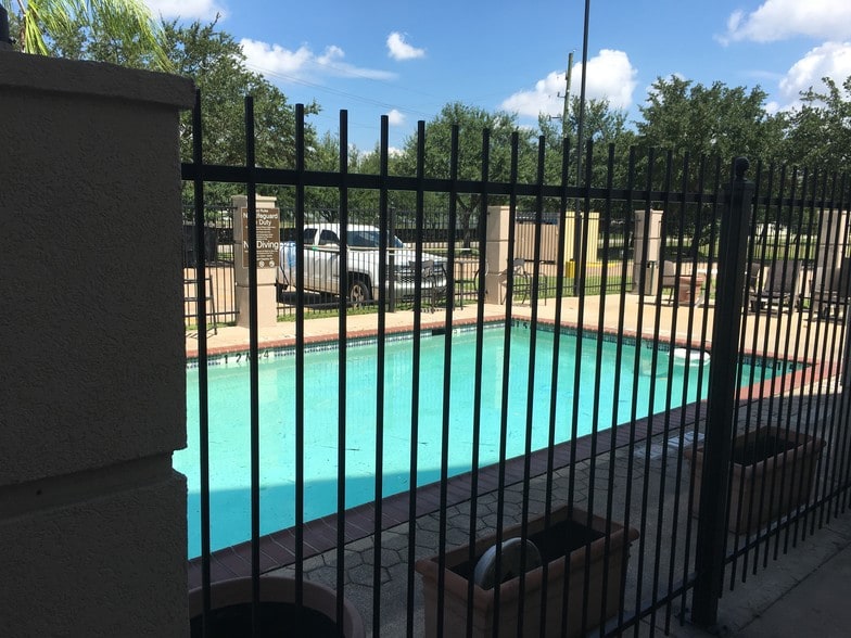 More Photos Of 11050 Southwest Fwy, Houston Hotel For Sale