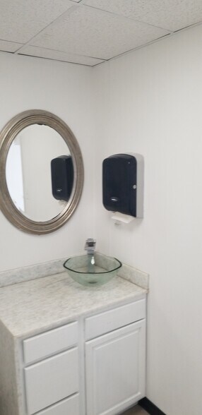 More Photos Of 10551 Goodnight Ln, Dallas Manufacturing For Lease