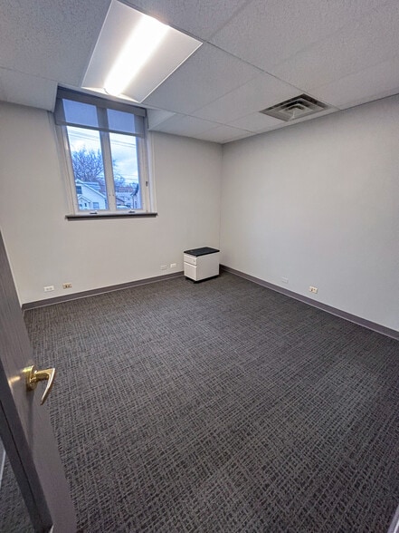 More Photos Of 30 N Lincoln St, Batavia Office For Lease