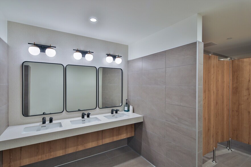 More Photos Of 888 S Figueroa St, Los Angeles Office For Lease