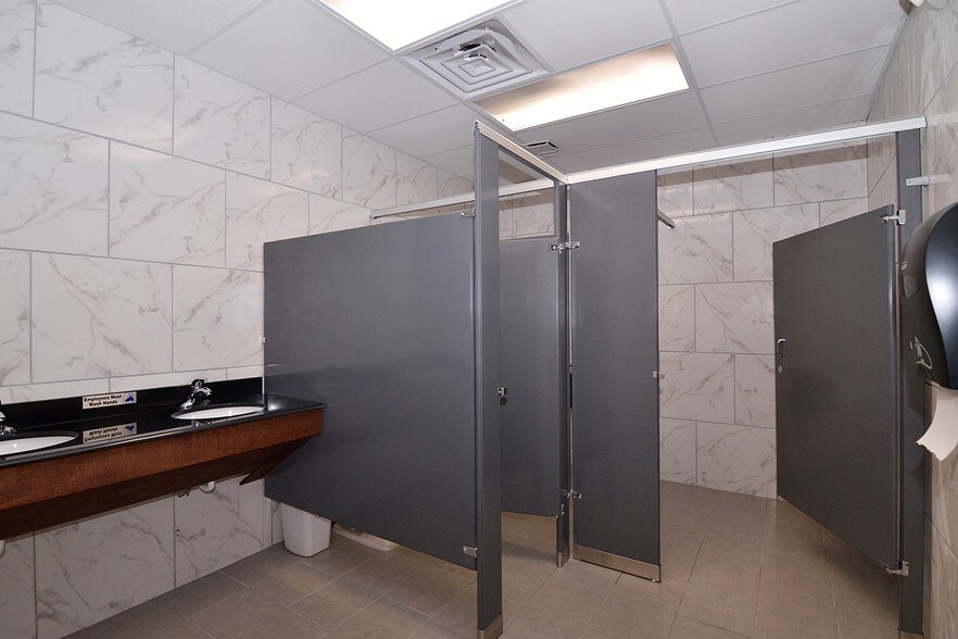 Primary Photo Of 628 Centre St, Dallas Office For Sale