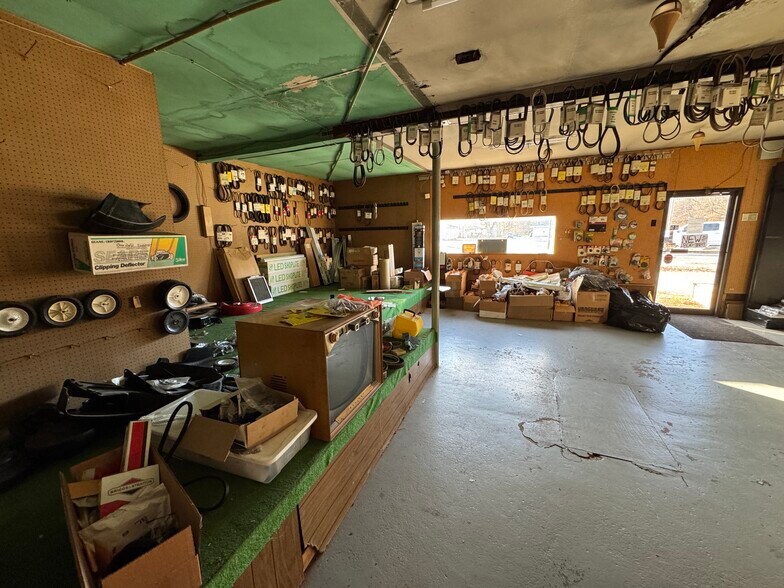 More Photos Of 2240 S US Highway 35, Knox Freestanding For Sale