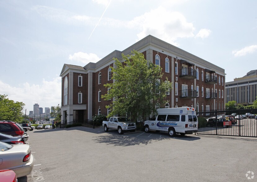 Primary Photo Of 1919 Charlotte Ave, Nashville Medical For Lease
