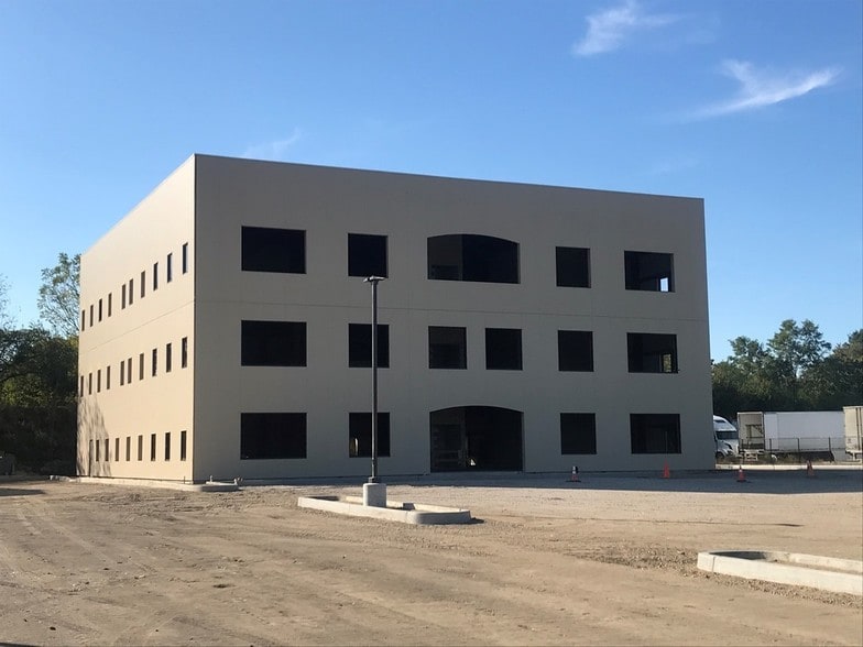 Primary Photo Of 105 Sweeneydale Ave, Bay Shore Office For Lease