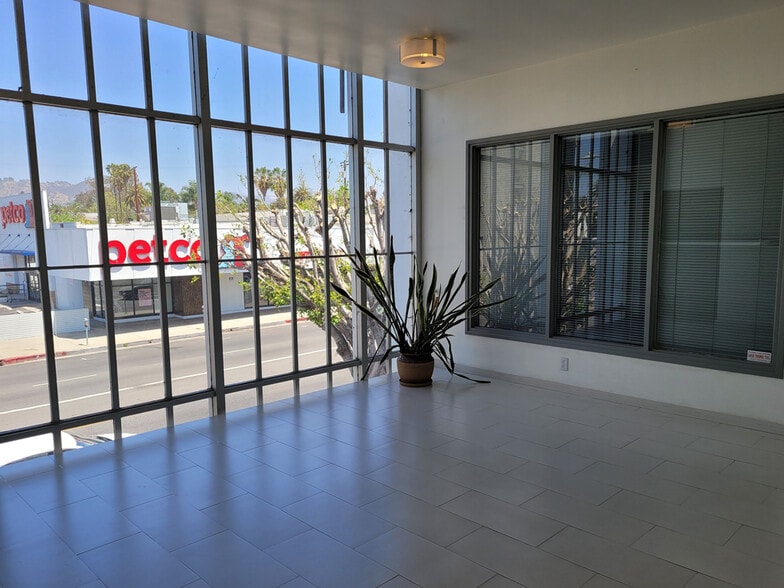 More Photos Of 8170 Beverly Blvd, Los Angeles Office For Lease