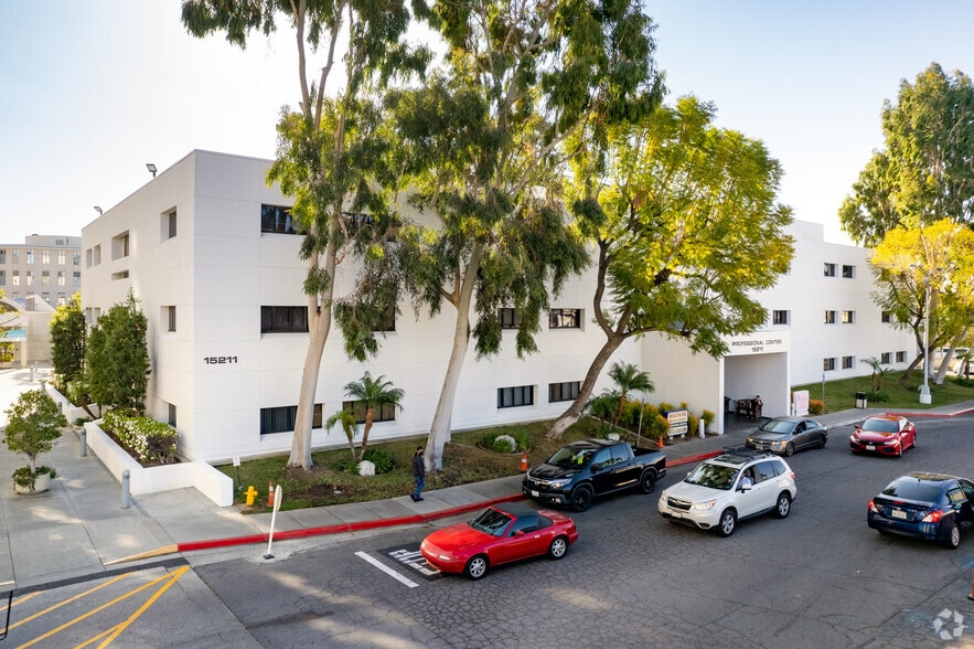 More Photos Of 15211 Vanowen St, Van Nuys Medical For Lease