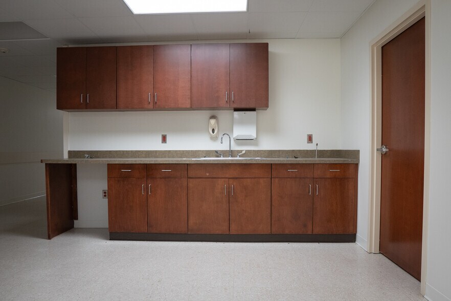 More Photos Of 1883 Highway 43 S, Canton Medical For Lease