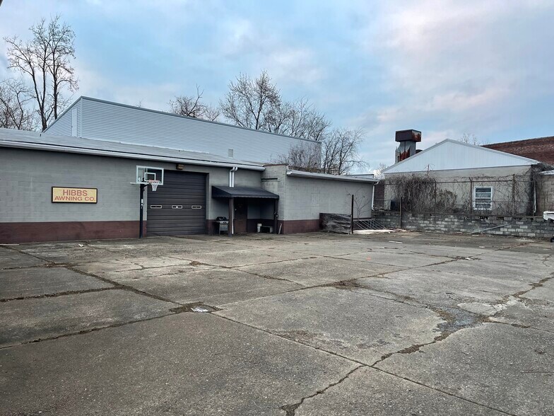 More Photos Of 65 E Fayette St, Uniontown Showroom For Sale