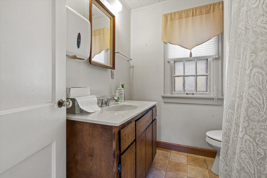 More Photos Of 2281 Swan Blvd, Milwaukee Office For Sale