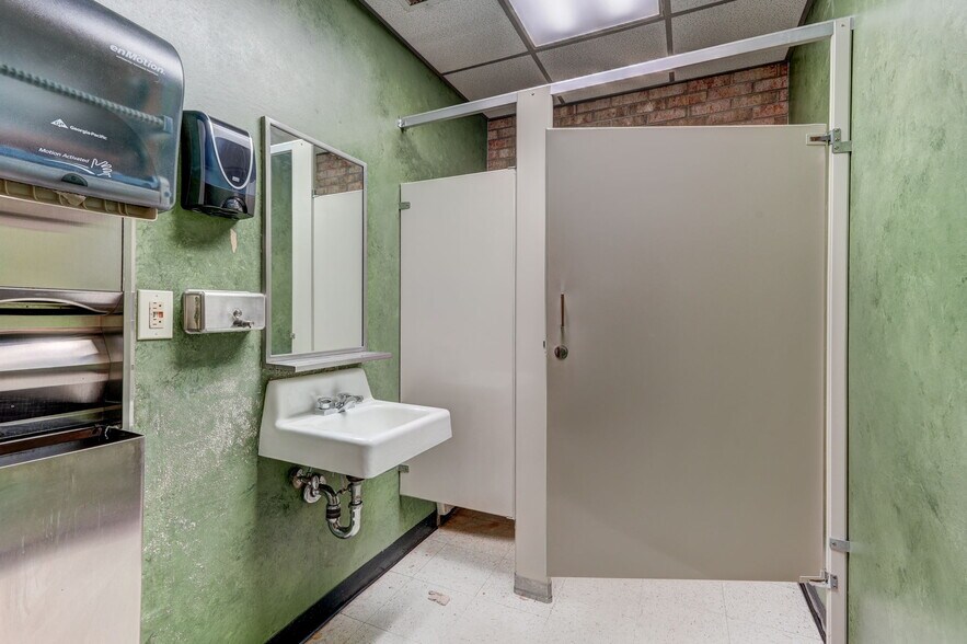 More Photos Of 3311 Burlington Rd, Greensboro Office For Sale