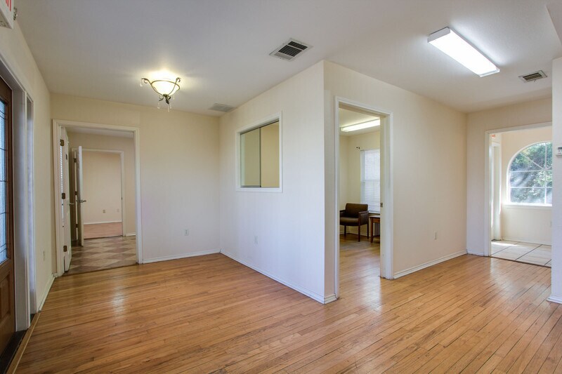 More Photos Of 1712 N Interstate 35, San Marcos Office For Sale