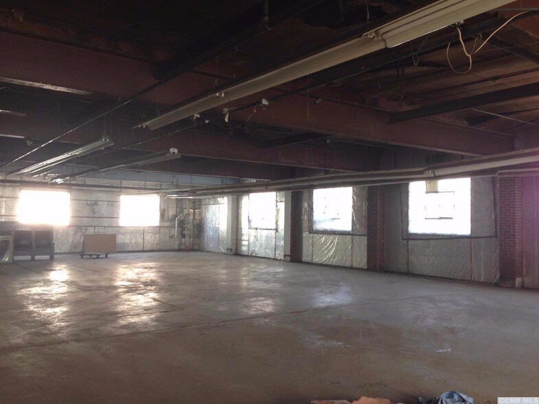 More Photos Of 517-519 Columbia St, Hudson Showroom For Sale