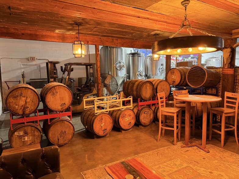 More Photos Of 614 N Spring St, Clarksville Warehouse For Lease