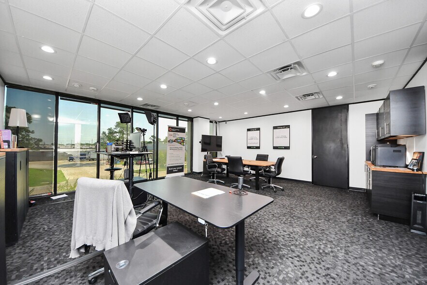 More Photos Of 6100 Corporate Dr, Houston Office For Sale
