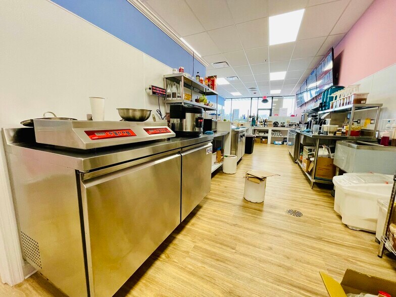 More Photos Of 3068 Kirchoff Rd, Rolling Meadows General Retail For Sale