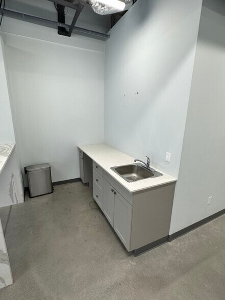 More Photos Of 2310 St Laurent Blvd, Ottawa Showroom For Lease