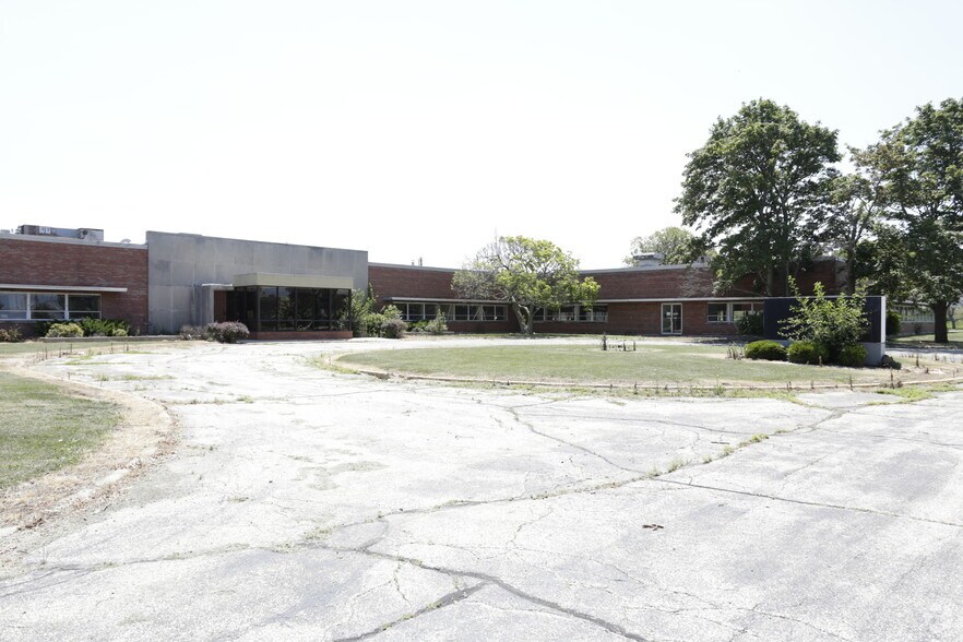 More Photos Of 1601 General Electric Rd, Bloomington Warehouse For Sale