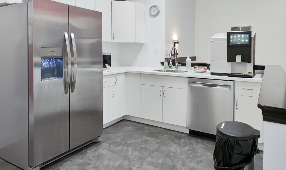 More Photos Of 640 3 St SE, Medicine Hat Coworking Space