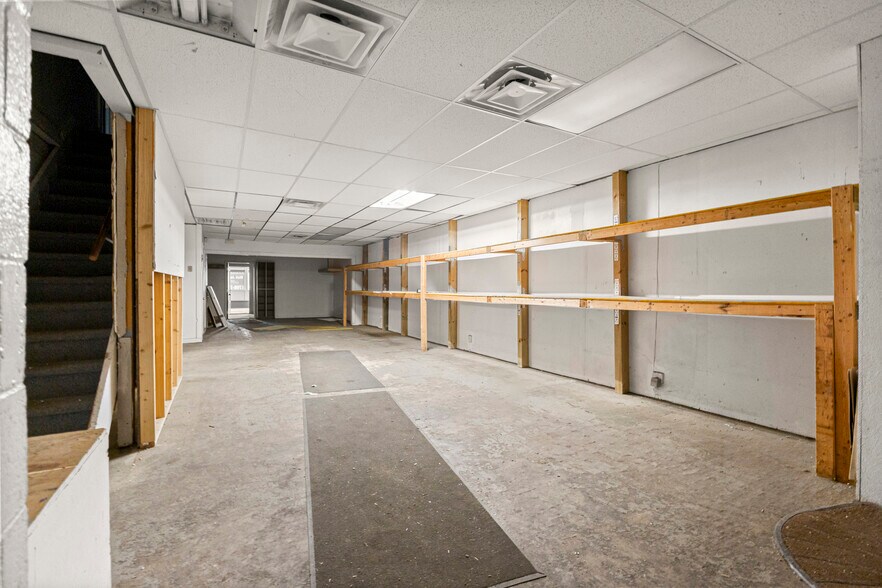 More Photos Of 26905 Plymouth Rd, Redford Township Freestanding For Lease