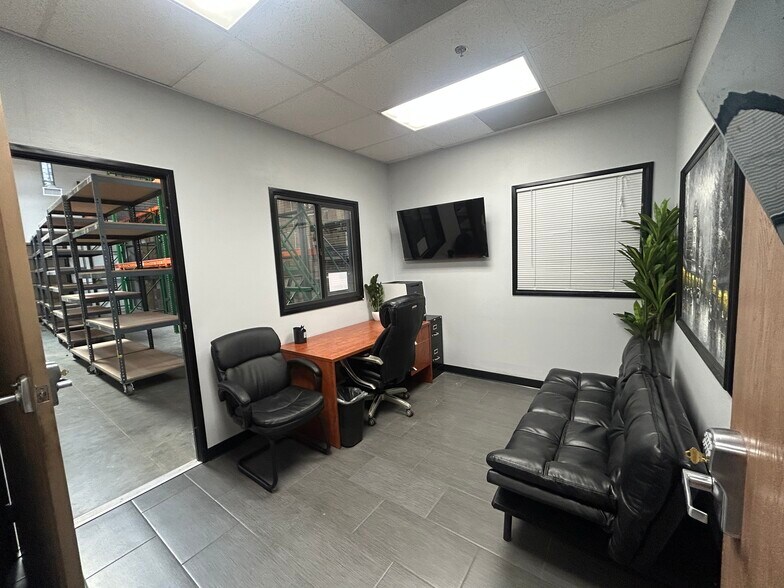 More Photos Of 675 E Cochran St, Simi Valley Manufacturing For Lease
