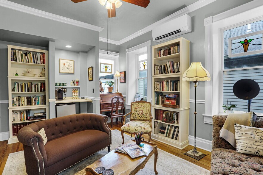 More Photos Of 504 W 5th St, Washington Hospitality For Sale