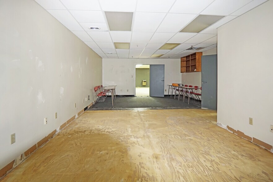 More Photos Of 1560 Commercial Ct, Jonesboro Office For Sale